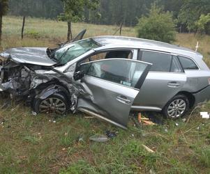 Policja wyjaśnia okoliczności wypadku koło Henrykowa. Czołowo zderzyły się dwa samochody
