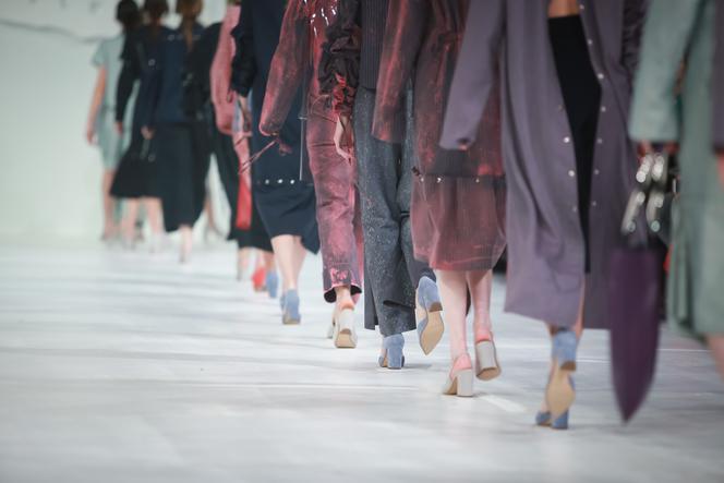 Wielki przegląd mody na zimę 2022/2023. Co będzie w trendach. Jak się modne ubierać w tym sezonie? 