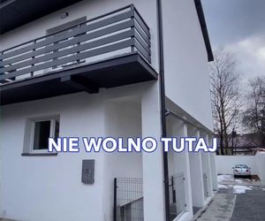 Kraków. Patodeweloperka na ul. Horaka. Balkon wybudowany pod ziemią.