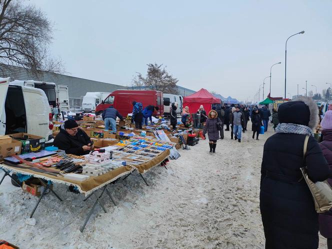 Giełda samochodowa w Łodzi. Przyciąga klientów, ale sprzedawcy nie są zadowoleni