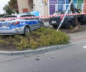 Uderzył w radiowóz. Ranni policjanci, poszukiwany sprawca