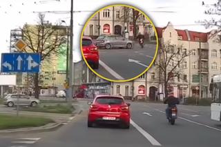 Życie MIGNĘŁO mu przed oczami! Motocyklista CUDEM uniknął śmierci pod kołami SKODY - WIDEO