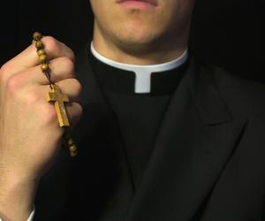 Ksiądz wyrzucony z parafii. Kuria zgłasza przestępstwo o charakterze seksualnym. Potwierdzają się najgorsze przypuszczenia
