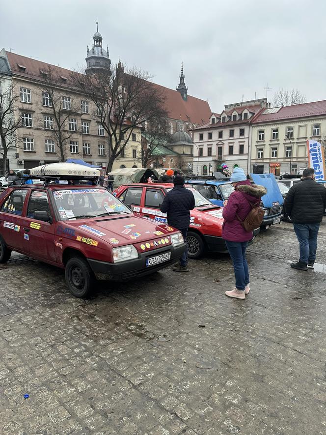 WOŚP 2024 w Krakowie. Zlot samochodów Złombol na Placu Wolnica przyciągnął tłumy fanów aut rodem z PRL-u