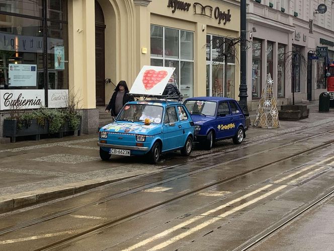 Zabytkowe auta cieszą oczy i mają zachęcić do wsparcia orkiestry 