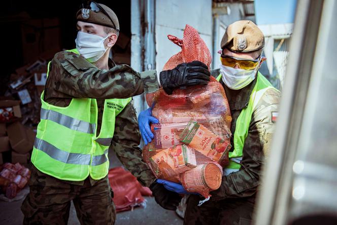 Żołnierze z  3. Podkarpackiej Brygady OT dostarczyli 15 ton żywności potrzebującym