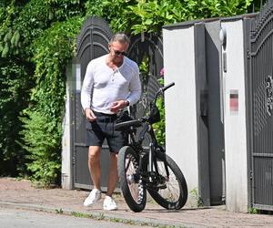 Cezary Pazura naprawia kręgosłup na rowerze