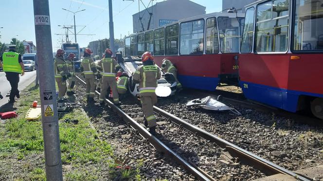 Dachowanie osobówki na ul. Fordońskiej w Bydgoszczy [ZDJĘCIA]