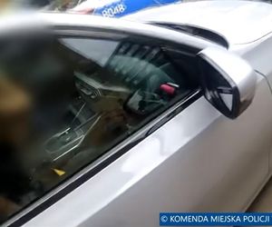Wrocław. Policjanci rozbili szybę i siłą wyciągnęli 45-latkę z BMW. Nie chciała wysiąść [ZDJĘCIA].