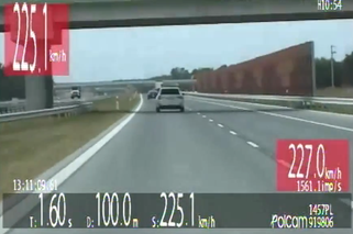 Gnał Skodą 225 km/h na złamanie karku. Pirat drogowy odmówił przyjęcia mandatu - WIDEO