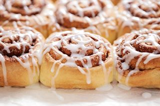 Jesienny hit: bułeczki cynamonowe o smaku Pumpkin Spice Latte. Miękkie, aromatyczne i obłędnie pachnące
