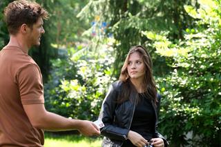 M jak miłość odc. 1694. Marcin (Mikołaj Roznerski), policjantka Alicja (Fryderyka Molenda)