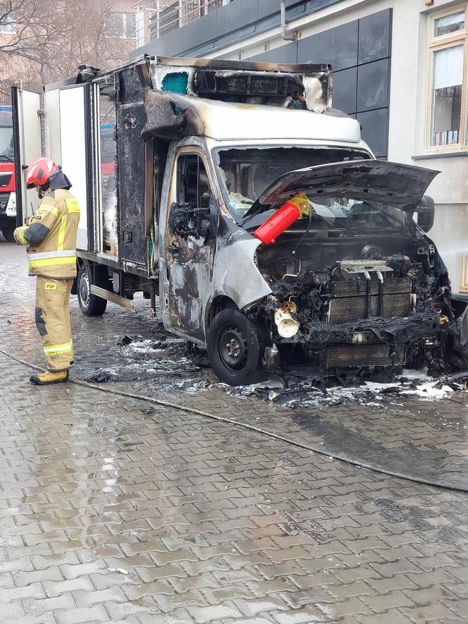 Pożar samochodu na ulicy Mickiewicza w Starachowicach. W akcji cztery jednostki straży