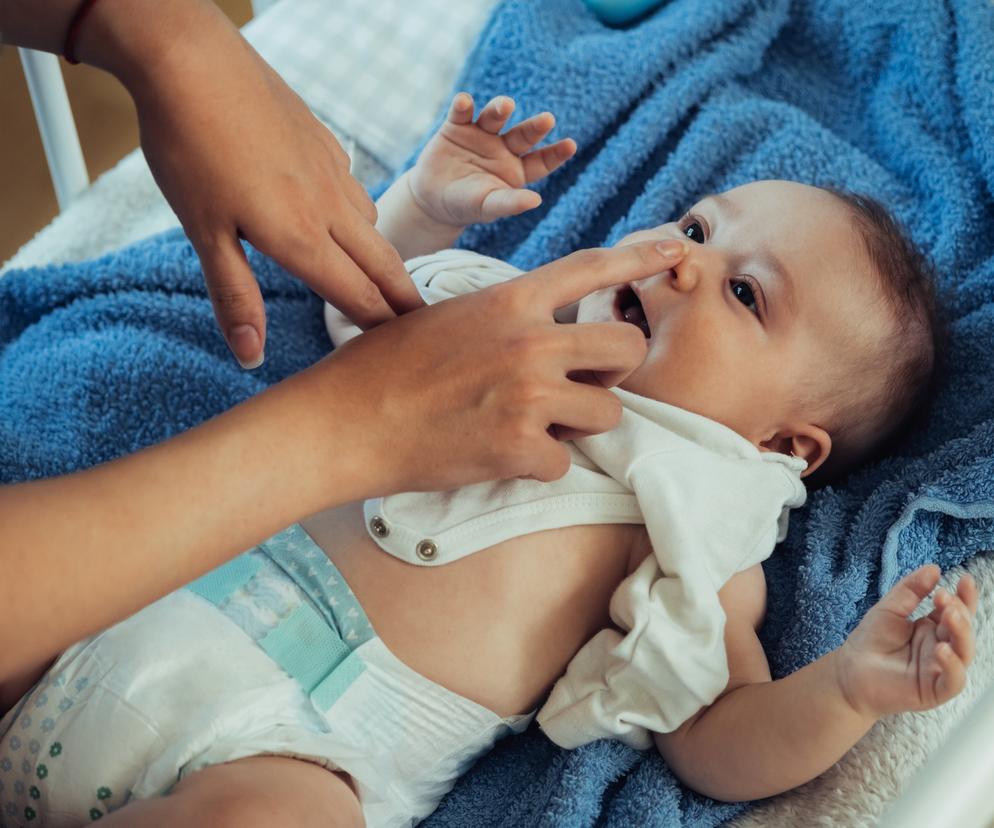 mama dotykająca noska niemowlaka