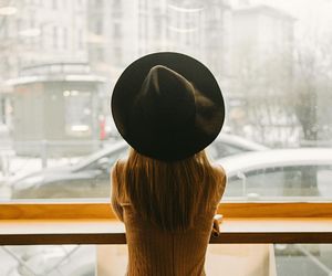 Kiedyś praktyczny gadżet do snu, dziś niezbędnik wielu młodych ludzi. Pokolenie Z ma go zawsze przy sobie 