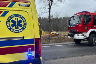 Masowy wypadek pod Warszawą! Zderzenie trzech aut z wojskową ciężarówką. Jedna osoba nie żyje