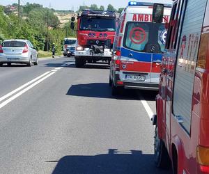 Wypadek na DK 42 w Parszowie. Auto wylądowało w rowie