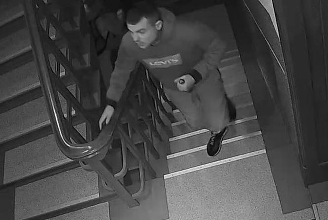 Zniszczyli drzwi do klatki schodowej w Bydgoszczy! Teraz ściga ich policja