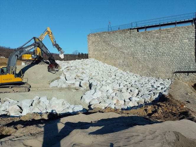 Tak wygląda zabezpieczanie tamy w Stroniu Śląskim. Kiedy koniec prac? 
