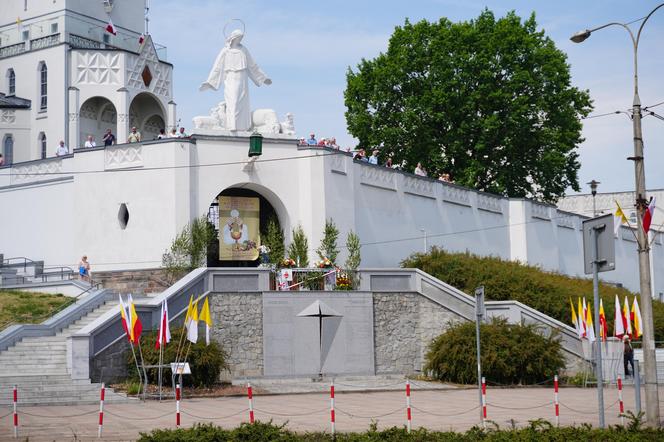 Boże Ciało 2024. Tłumy wiernych przeszły w procesji ulicami Białegostoku