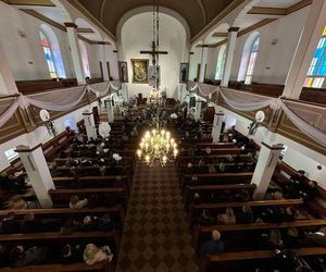 Tłumy na pogrzebie tragicznie zmarłej Mai. Kościół w Działdowie wypełniony po brzegi