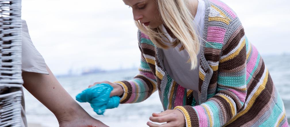 Motyw, odc. 2. Luiza (Grażyna Sobocińska) i Czarna (Agata Turkot) w młodości