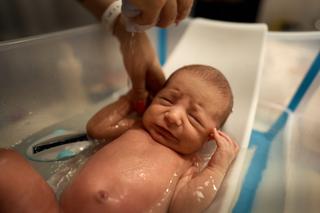 Pielęgnacja pępka, kąpiel niemowlęcia, ochrona skóry - aktualne zalecenia