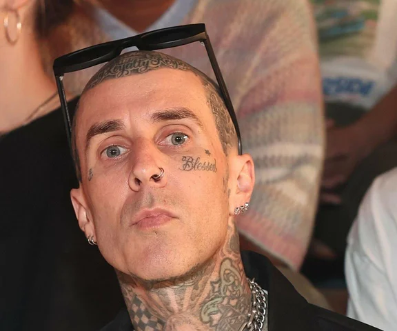 Travis Barker niemal zginął w katastrofie lotniczej! Co wydarzyło się w 2008 roku?