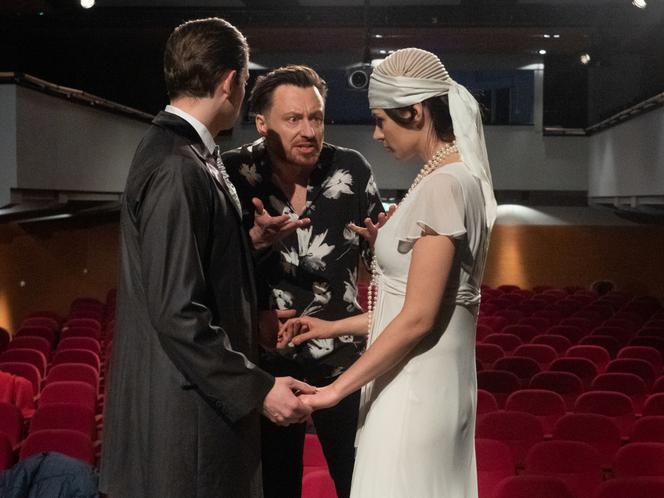 Na Wspólnej odc. 3273. reżyser Halicki (Adam Szczyszczaj), aktorka (Sylwia Gola), aktor (Michał Sacharczuk)