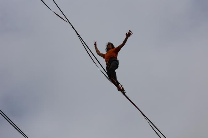   Urban Highline Festival 2023 w Lublinie. Slacklinerzy robią cuda na linach!