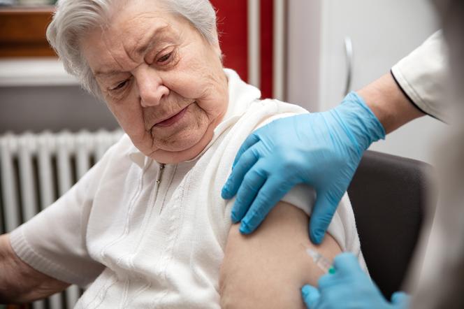 Kolejne terminy szczepień na COVID-19 dla seniorów 70 plus. Kiedy mają ruszyć?