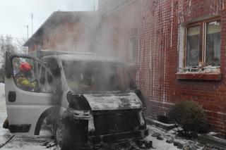 Auto spłonęło między budynkami mieszkalnymi w Braniewie