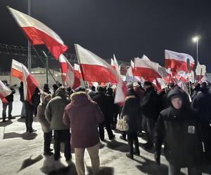 Manifestacja pod więzieniem, w którym przebywa Maciej Wąsik