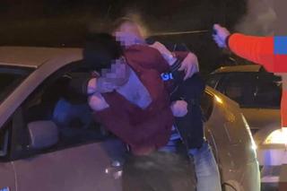 Sylwestrowa jatka na moście Śląsko-Dąbrowskim. Pobili kierowcę, bo wjechał w auto, którym podróżowali