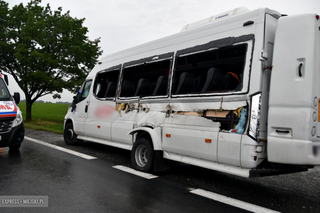 Ciężarówka rozpruła bok busa z dziećmi. Dziewięć osób rannych, centymetry od tragedii na DK 8