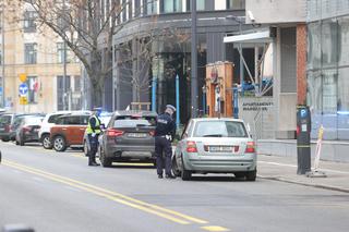 Armagedon w centrum Warszawy. Auta w kolejce do wypisania mandatów! Rozkopują pl. Pięciu Rogów