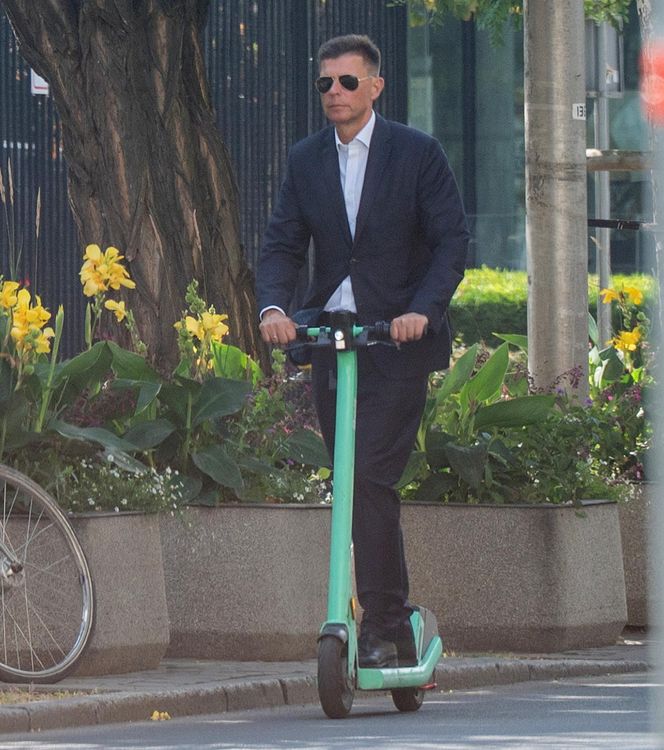 Ryszard Petru na hulajnodze