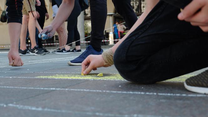 Największa w Polsce tablica Mendelejewa namalowana... kredą