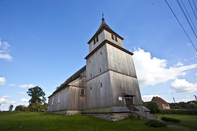   To jedno z nielicznych takich miejsc na Mazurach. Drewniany kościółek z XVII wieku robi wrażenie!