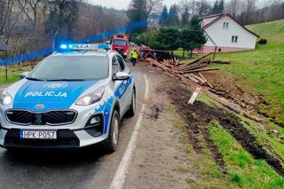 Dachowanie ciężarówki z drewnem. Kierowca został uwięziony w kabinie