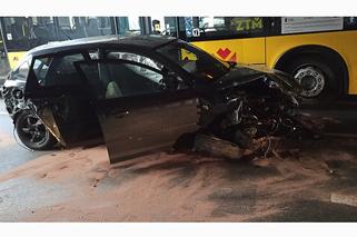 Wypadek w Katowicach. Kierowca zostawił auto i uciekł