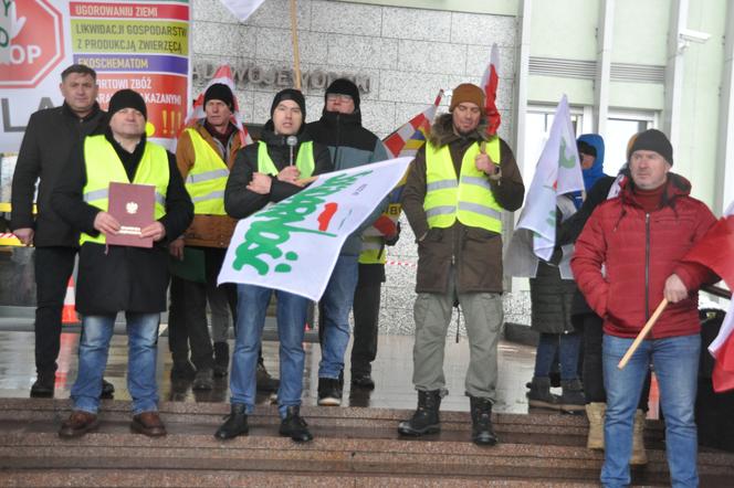 Protest rolników przed Urzędem Wojewódzkim w Kielcach