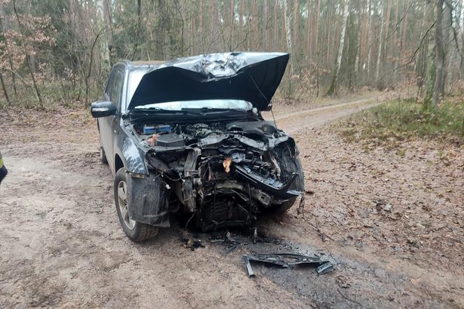 Uciekał przed policją i nie opanował auta! 24-latek rozbił się na drzewie