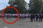 Służby opublikowały szokujące nagranie. Kibice rzucali w policjantów szklanymi butelkami. „Zatrzymali blisko 100 osób”.