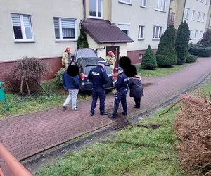 Kierowca wypadł z drogi i zatrzymał się na budynku! Trafił do szpitala