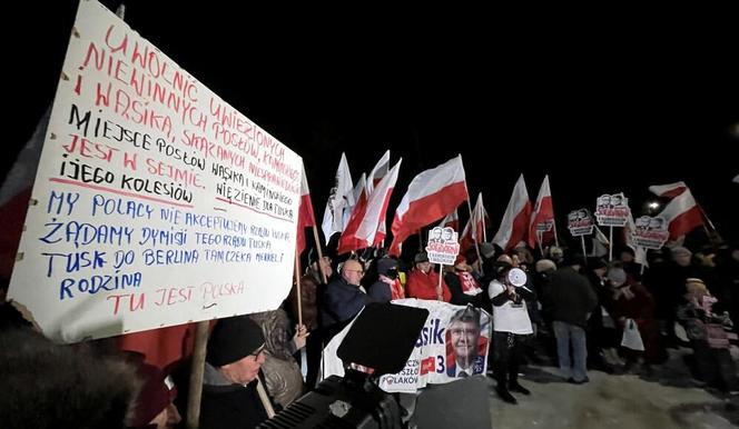 Manifestacja pod więzieniem, w którym przebywa Maciej Wąsik