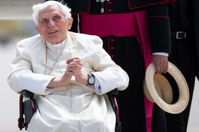 Tak choroba zmieniła Benedykta XVI. Papież emeryt w ciężkim stanie