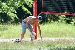 Mikołaj Roznerski  gra w badmintona z goła klatą