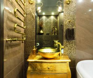 Łazienka ze złotymi akcesoriami i dodatkami – na bogato