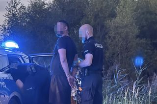 Mini Cooper w ogniu! Kierowca osobówki utknął w błocie i spalił auto